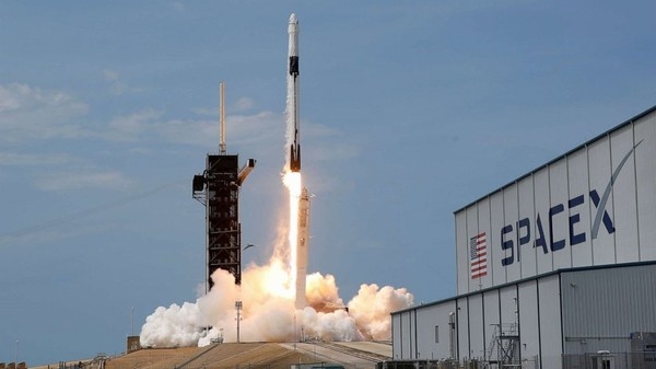 SpaceX будет доставлять военные спутники на орбиту